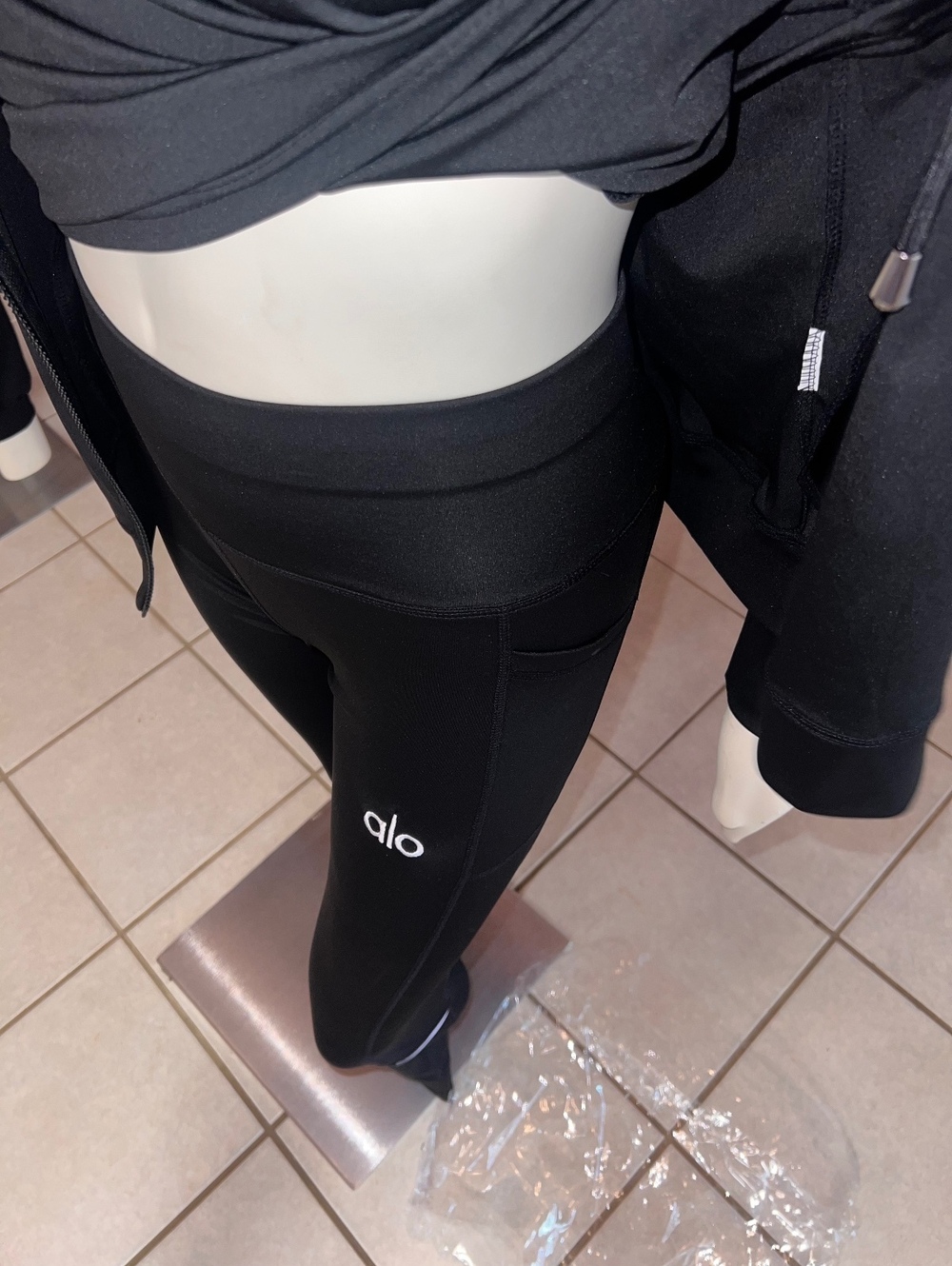 Women’s 3 piece ALO set XL - Picture 6 of 7